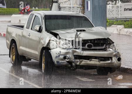 Spuren beschädigter Autos bei einem Unfall durch Regen, rutschige Straßen Stockfoto