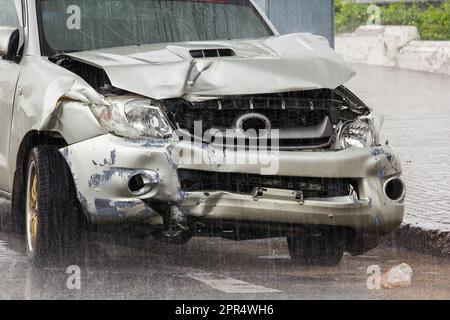 Spuren beschädigter Autos bei einem Unfall durch Regen, rutschige Straßen Stockfoto