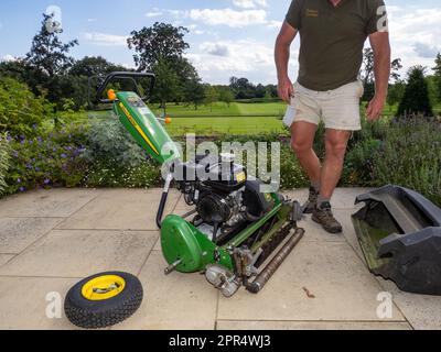 BICESTER, ENGLAND - 11. AUGUST 2021: Paul Gough, Chefgärtner auf einem Privatgrundstück in Oxfordshire, mit Maschinen. (Foto: Peter Dench) Stockfoto