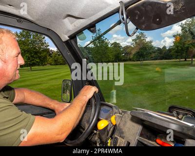 BICESTER, ENGLAND - 11. AUGUST 2021: Paul Gough, Chefgärtner auf einem Privatgrundstück in Oxfordshire, mit Maschinen. Stockfoto