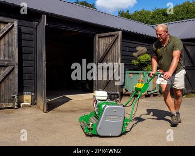 BICESTER, ENGLAND - 11. AUGUST 2021: Paul Gough, Chefgärtner auf einem Privatgrundstück in Oxfordshire, mit Maschinen. Stockfoto