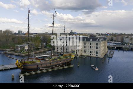 Das VOC-Schiff „Amsterdam“ Replic ist eine Touristenattraktion in der Innenstadt von os Amsterdam, Niederlande. Stockfoto