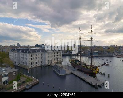 Das VOC-Schiff „Amsterdam“ Replic ist eine Touristenattraktion in der Innenstadt von os Amsterdam, Niederlande. Stockfoto