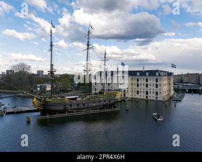 Das VOC-Schiff „Amsterdam“ Replic ist eine Touristenattraktion in der Innenstadt von os Amsterdam, Niederlande. Stockfoto