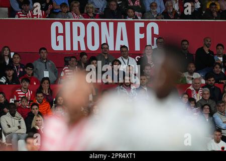 Fans des Girona FC auf der Tribüne während des Spiels La Liga zwischen dem Girona FC und Real Madrid, das am 25. April 2023 im Montilivi Stadium in Girona, Spanien, gespielt wurde. (Foto: Sergio Ruiz / PRESSIN) Stockfoto