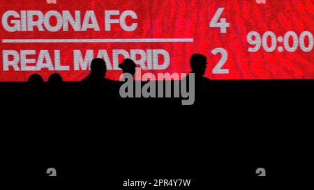 Beim Spiel La Liga zwischen dem FC Girona und Real Madrid, das am 25. April 2023 im Montilivi-Stadion in Girona, Spanien, gespielt wurde, wird das Spiel in voller Zeit gespielt. (Foto: Sergio Ruiz / PRESSIN) Stockfoto