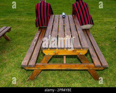 HENLEY-ON-THAMES, ENGLAND, 12. AUGUST 2021: Zuschauer bei der Henley Royal Regatta in the Supporters' Lawn. Stockfoto