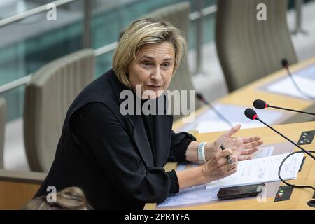 Brüssel, Belgien. 26. April 2023. Flämische Sozialministerin Hilde Crevits, Bild auf einer Plenartagung des flämischen Parlaments am Mittwoch, den 26. April 2023 in Brüssel. BELGA FOTO JAMES ARTHUR GEKIERE Kredit: Belga News Agency/Alamy Live News Stockfoto