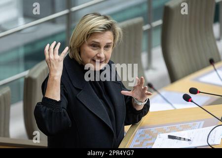 Brüssel, Belgien. 26. April 2023. Flämische Sozialministerin Hilde Crevits, Bild auf einer Plenartagung des flämischen Parlaments am Mittwoch, den 26. April 2023 in Brüssel. BELGA FOTO JAMES ARTHUR GEKIERE Kredit: Belga News Agency/Alamy Live News Stockfoto