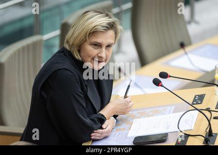 Brüssel, Belgien. 26. April 2023. Flämische Sozialministerin Hilde Crevits, Bild auf einer Plenartagung des flämischen Parlaments am Mittwoch, den 26. April 2023 in Brüssel. BELGA FOTO JAMES ARTHUR GEKIERE Kredit: Belga News Agency/Alamy Live News Stockfoto