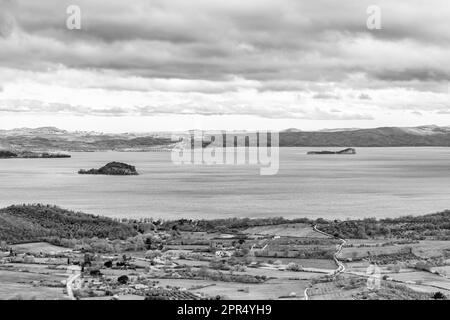 Panoramablick in Schwarz und Weiß auf den Bolsena-See von Montefiascone, Italien, einschließlich der Inseln Stockfoto