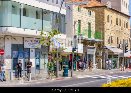 Haifa, Israel - 25. April 2023: Straßenszene mit Menschen und Verkehr, die für den Klang der Sirene still stehen, am nationalen jährlichen Memorial Day (Krieg A Stockfoto