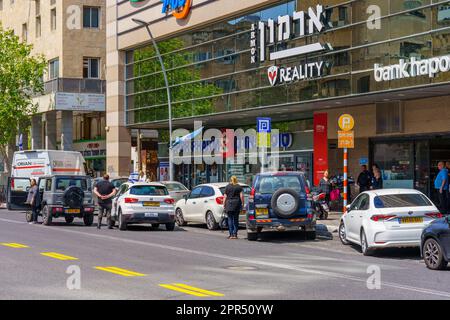 Haifa, Israel - 25. April 2023: Straßenszene mit Menschen und Verkehr, die für den Klang der Sirene still stehen, am nationalen jährlichen Memorial Day (Krieg A Stockfoto