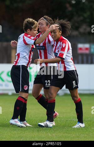 Lincoln, Großbritannien. 28. Aug. 2011. Lincoln, England, August 28. 2011: Sue Smith (7 Lincoln) mit Jess Clarke (11 Lincoln) und (22 Jodie Taylor) FA WSL-Spiel zwischen Lincoln City und Bristol Academy in Lincoln, England. (MHodsman/SPP) Kredit: SPP Sport Press Photo. Alamy Live News Stockfoto