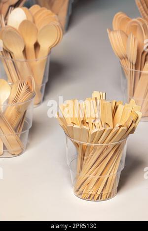 Umweltfreundliche Einweg-Küchenutensilien, Bambusspieße in einem Plastikbecher. Ökologie, Null-Abfall-Konzept. Stockfoto