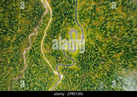 Die berühmte Snake Road im malerischen Giau Pass mit einer wunderschönen Landschaft in lebendigen Farben. Stockfoto