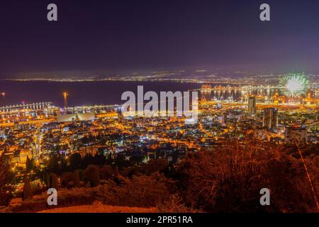 Blick auf das Feuerwerk am 75. Unabhängigkeitstag Israels mit dem Bahai-Schrein und den Gärten, der Innenstadt und dem Hafen in Haifa, Nord-Israel Stockfoto