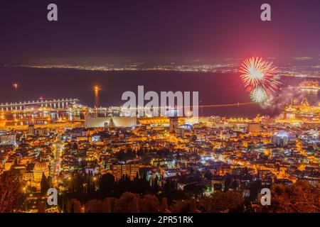 Blick auf das Feuerwerk am 75. Unabhängigkeitstag Israels mit dem Bahai-Schrein und den Gärten, der Innenstadt und dem Hafen in Haifa, Nord-Israel Stockfoto