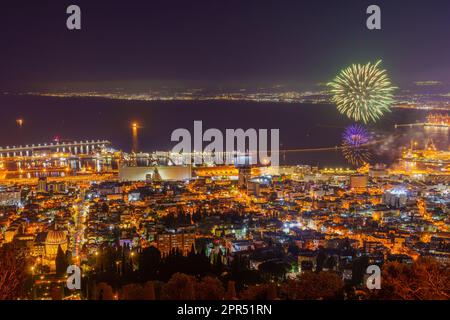 Blick auf das Feuerwerk am 75. Unabhängigkeitstag Israels mit dem Bahai-Schrein und den Gärten, der Innenstadt und dem Hafen in Haifa, Nord-Israel Stockfoto