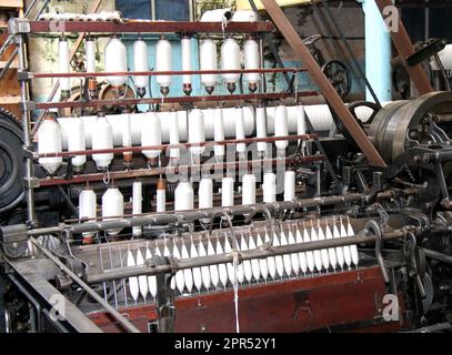 Die Spools und Bobbins auf einer alten Textilmaschine. Stockfoto