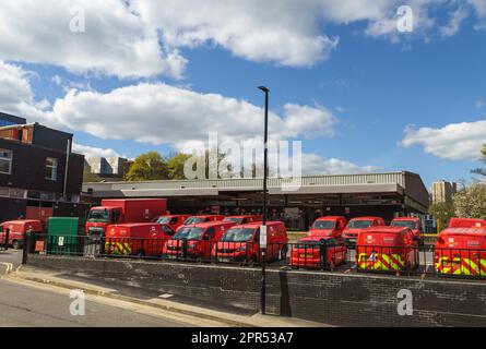 Elektrofahrzeuge von Royal Mail, die im Sortierbüro von Royal Mail in Halifax, West Yorkshire, Großbritannien, geparkt und aufgeladen wurden Stockfoto