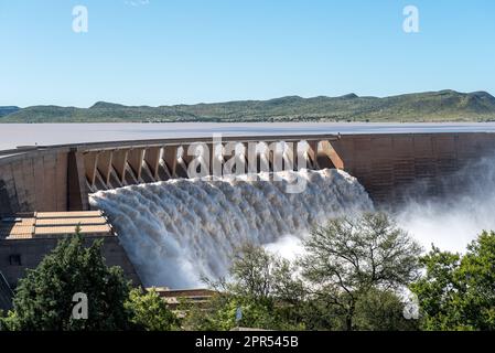 Der Gariep-Damm ist übergelaufen. Der Damm ist der größte in Südafrika. Es liegt im Orange River an der Grenze zwischen dem Freistaat und dem östlichen Kap PR Stockfoto