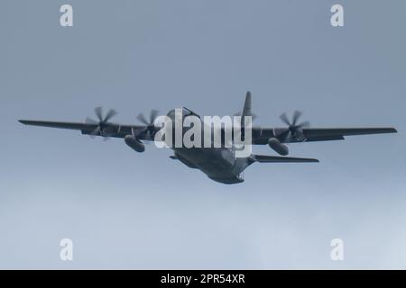 Lockheed C130J „Hercules“, betrieben von der Royal Air Force des Vereinigten Königreichs, übt Luftabwürfe in South Oxfordshire, Großbritannien. Die Flugzeuge befinden sich auf der RAF Brize Norton und werden hier in einer Höhe von etwa 900ft m gesehen, während sie in die Zielabwurfzone einfliegen Stockfoto