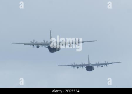 Ein Paar Lockheed C130J „Hercules“-Flugzeuge, die von der Royal Air Force des Vereinigten Königreichs betrieben werden und in South Oxfordshire, Großbritannien, Luftabwurf betreiben. Die Flugzeuge befinden sich auf der RAF Brize Norton und werden hier in einer Höhe von etwa 900ft m gesehen, während sie in die Zielabwurfzone einfliegen Stockfoto