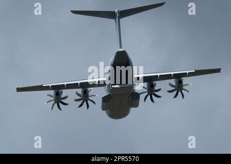 Airbus A400M Atlas Airctaft, betrieben von der Royal Air Force des Vereinigten Königreichs, übt Luftabwurf in South Oxfordshire, Vereinigtes Königreich. Die Flugzeuge befinden sich auf der RAF Brize Norton und werden hier in einer Höhe von etwa 900ft m gesehen, während sie in die Zielabwurfzone einfliegen Stockfoto