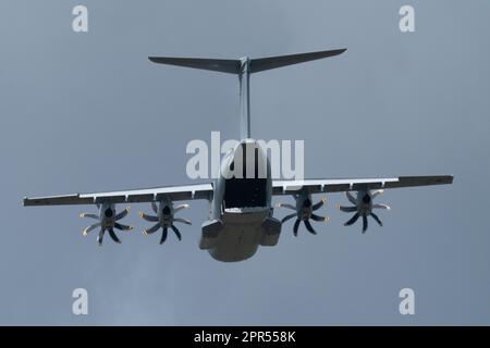 Airbus A400M Atlas Airctaft, betrieben von der Royal Air Force des Vereinigten Königreichs, übt Luftabwurf in South Oxfordshire, Vereinigtes Königreich. Die Flugzeuge befinden sich auf der RAF Brize Norton und werden hier in einer Höhe von etwa 900ft m gesehen, während sie in die Zielabwurfzone einfliegen Stockfoto