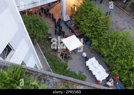 Seine Saint Denis, Frankreich. 26. April 2023. Eingreifen von Polizisten und Feuerwehrleuten aus dem oberen Bereich des Squat. Evakuierung des Unibeton-Squat auf der Ile-Saint-Denis: Fast 400 Menschen im Exil, versorgt am 26. april 2023 in Paris. Foto: Christophe Michel/ABACAPRESS.COM Kredit: Abaca Press/Alamy Live News Stockfoto