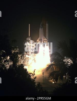 Der zweite Versuch wirkt wie ein Charme, da der Space Shuttle Discovery um 1:29:00 Uhr, EDT, 8. April, vom Launch Pad 39B auf Mission STS-56 abhebt. Der erste Versuch, Discovery auf seiner 16. Weltraumfahrt zu starten, wurde am 6. April um T-11 Sekunden gestoppt. An Bord der zweiten Space-Shuttle-Mission von 1993 sind eine fünfköpfige Mannschaft und das Atmospheric Laboratory for Applications and Science 2 (ATLAS 2), die zweite in einer Reihe von Missionen zur Untersuchung der Energieabgabe der Sonne und der chemischen Zusammensetzung der mittleren Atmosphäre der Erde, Und wie sich diese Faktoren auf die Ozonwerte auswirken. Stockfoto