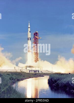 Der 363 Fuß große Apollo 15 Saturn V wird von Pad A, Launch Complex 39, Kennedy Space Center, Florida, um 9:34:00.79 Uhr, 26. Juli 1971, auf einer Mondlandungsmission gestartet. Beachten Sie, dass der Start in einem Gewässer gegenüber dem Startkomplex reflektiert wird. Stockfoto