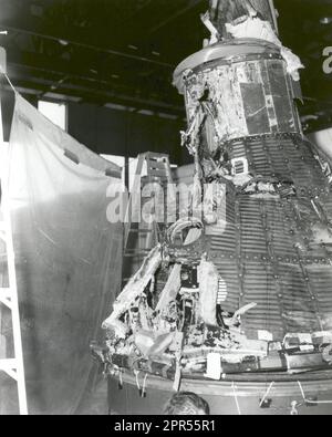 Die Hauptziele von Mercury Atlas-1 (MA-1) waren die Wiederherstellung der Kapsel und die Prüfung der Integrität der Merkur Kapselstruktur und der Nachkörperschindeln. Etwa eine Minute nach dem Ableben der MA-1 explodierte und die restlichen Trümmer 7 Meilen vor der Küste Floridas landeten. Die Trümmer wurden gesammelt, und die Ingenieure versuchten, MA-1 wieder zusammenzustellen, um die Ursache der Explosion zu ermitteln. Stockfoto