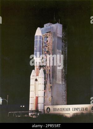 Voyager 2 wurde am 20. August 1977, sechzehn Tage vor Voyager 1 an Bord einer Titan-Centaur-Rakete gestartet. Ihre unterschiedlichen Flugbahnen veranlassten Voyager 2 vier Monate später als Voyager 1 zu Jupiter und erklärten so ihre Nummerierung. Der anfängliche Einsatzplan für Voyager 2 bestimmte Besuche nur bei Jupiter und Saturn. Der Plan wurde 1981 um einen Besuch bei Uranus erweitert und 1985 um einen Vorbeiflug von Neptun. Nach Abschluss der Tour durch die äußeren Planeten 1989 begann das Raumschiff Voyager mit der Erkundung des interstellaren Raums. Die Voyager-Mission wurde von der NASA von verwaltet Stockfoto