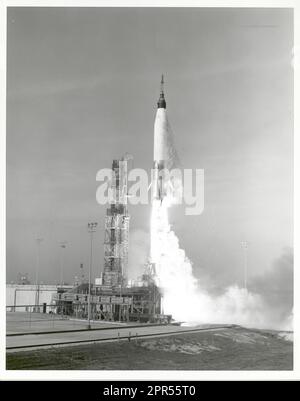 Bei diesem Projekt Mercury Test wurde ein Raumfahrzeug-Booster von einem modifizierten Atlas aus Cape Canaveral, Florida, gestartet. Die Mercury-Kapsel erreichte eine Spitzenhöhe von 107 statutlichen Meilen und landete 1,425 Meilen unter der Reichweite. Atlas wurde entwickelt, um Nutzlasten in niedrige Erdumlaufbahn, geosynchrone Transferumlaufbahn oder geosynchrone Umlaufbahn zu starten. Die NASA startete Atlas erstmals 1958 als Weltraumstartfahrzeug. Das Projekt SCORE, der erste Kommunikationssatellit, der Präsident Eisenhowers voraufgezeichnete Weihnachtsrede auf der ganzen Welt übertragen hat, wurde in einem Atlas gestartet. Für alle drei Roboterprogramme zur Lunarforschung Stockfoto