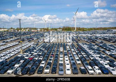 Bremerhaven, Deutschland. 26. April 2023. Autos werden auf dem Gelände des BLG Autoterminal Bremerhaven geparkt. Der Seehafen- und Logistikdienstleister BLG mit Sitz in Bremen hat im vergangenen Jahr trotz zahlreicher Krisen seine Umsätze und Gewinne gesteigert. Kredit: Sina Schuldt/dpa/Alamy Live News Stockfoto