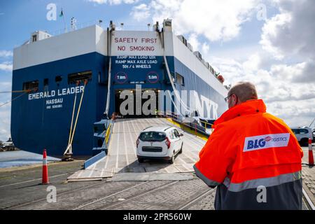 Bremerhaven, Deutschland. 26. April 2023. Die Autos fahren auf den Carrier „Emerald Leader“ auf dem Gelände des BLG Autoterminals Bremerhaven. Der Seehafen- und Logistikdienstleister BLG mit Sitz in Bremen hat im vergangenen Jahr trotz zahlreicher Krisen seine Umsätze und Gewinne gesteigert. Kredit: Sina Schuldt/dpa/Alamy Live News Stockfoto