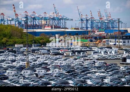 Bremen, Deutschland. 26. April 2023. Autos werden auf dem Gelände des BLG Autoterminal Bremerhaven geparkt. Der Seehafen- und Logistikdienstleister BLG mit Sitz in Bremen hat im vergangenen Jahr trotz zahlreicher Krisen seine Umsätze und Gewinne gesteigert. Kredit: Sina Schuldt/dpa/Alamy Live News Stockfoto