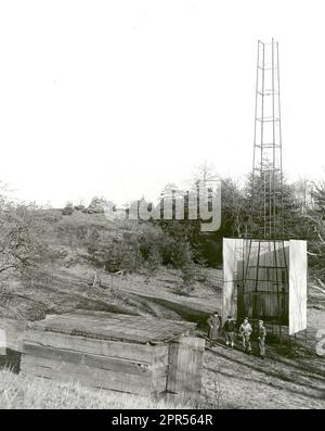 Dr. Robert H. Goddard Turm und Unterkunft in der Armee-Artillerie-Bereich bei Camp Devens in Ayer, Massachusetts im Winter 1929-1930. Goddard begann ursprünglich Test Raketen auf seine Tante Farm in Auburn, Massachusetts bis die lokale Polizei, Feuerwehr und Bürger besorgt über den Lärm und die Öffentlichkeit die Raketen erstellt bedrohen. Obwohl Goddard behauptet, dass die Raketen keine Gefahr waren, zog er bald nach Camp Devens, Massachusetts. Dort konnte er die Raketen zu starten, ohne aufzufallen. Stockfoto