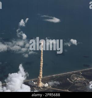 Atlantis, Orbiter Vehicle 104, startet vom Kennedy Space Center Launch Complex Pad 39B um 12:53:39:983 (EDT). Diese Luftaufnahme zeigt OV-104, seinen externen Tank und zwei massive Raketenbeschleuniger hoch über dem LC Pad 39B auf einer Rauchfahne. Stockfoto