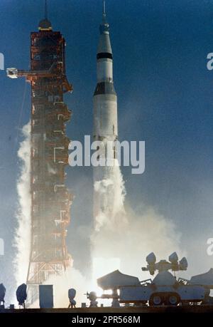 Das riesige, 363 Meter hohe Apollo 12 (Raumschiff 108/Lunar Module 6/Saturn 507) Space Vehicle wird um 11:22 Uhr (EST) von Pad A, Launch Complex 39, Kennedy Space Center, gestartet. An Bord des Apollo 12 waren Astronauten Charles Conrad Jr., Commander, Richard F. Gordon Jr., Pilot des Kommandomoduls, und Alan L. Bean, Pilot des Lunarmoduls. Stockfoto