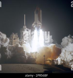 Das Space Shuttle Endeavour hebt ab vom Launch Pad 39B mit einer Crew von sechs NASA-Astronauten, einem Schweizer Missionsspezialisten und einer Vielzahl von Spezialwerkzeugen an Bord. Der Start erfolgte um 4:27:00 Uhr (EST). Stockfoto