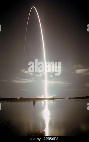 Das Space Shuttle Endeavour bückt sich in den noch schwarzen Himmel über dem Atlantischen Ozean und wirft ein feuriges Licht auf seinen Weg. Der Start von der Startanlage 39 des Kennedy Space Center erfolgte um 7:49:47 (EST), 23. November 2002. Der Start war der 19. für Endeavour und der 112. Flug im Shuttle-Programm. Mission STS-113 war der 16. Sammelflug zur Internationalen Raumstation, mit einem weiteren Bauwerk für die Station, dem P1 integrierten Stab. Die Besatzungsmitglieder an Bord waren die Astronauten James D. Wetherbee, Commander, Paul S. Lockhart, Pilot, zusammen mit den Astronauten Michael E. Lopez-Alegria an Stockfoto