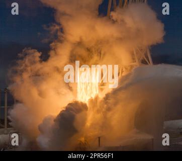 Das NASA/Deutsche Forschungszentrum für Geowissenschaften GRACE Follow-On-Raumschiff startet am Dienstag, 22. Mai 2018 an Bord einer SpaceX Falcon 9-Rakete vom Space Launch Complex 4E auf der Vandenberg Air Force Base in Kalifornien. Die Mission wird Änderungen messen, wie die Masse innerhalb und zwischen der Erdatmosphäre, den Ozeanen, dem Land und den Eisplatten sowie innerhalb der Erde selbst verteilt wird. GRACE-FO teilt seine Fahrt auf dem Orbit mit fünf Iridium NEXT Kommunikationssatelliten als Teil einer kommerziellen Rideshare-Vereinbarung. Foto Credit: (NASA/Bill Ingalls) Stockfoto