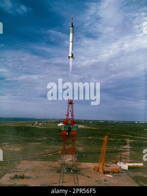 Am 21. Juli 1961 startete Mercury-Redstone 4 aus Cape Canaveral, mit dem Astronauten Gus Grissom und dem zweiten Amerikaner, der sich in den Weltraum wagte. Grissom nannte sein Raumschiff „Liberty Bell 7“ nach seiner Glockenform, und als Hommage an die ursprüngliche Glocke wurde auf der Seite des Raumschiffs ein großer Riss gemalt. Der Flug dauerte etwa 15 Minuten und 30 Sekunden, und Grissom erreichte eine Höhe von über 102 Seemeilen, bevor er im Atlantischen Ozean landete. Nach dem Spritzen wurde die Lukenabdeckung der Liberty Bell 7 geöffnet, die im Notfall versehentlich geöffnet werden sollte Stockfoto