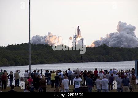 Cape CANAVERAL, Fla. -- Medien erfassen den Start des Space-Shuttles Endeavour auf der Mission STS-134 zur Internationalen Raumstation von der Presse-Site im Kennedy Space Center der NASA in Florida. Das Shuttle und seine sechsköpfige Besatzung hoben pünktlich um 8:56 Uhr EDT am 16. Mai ab. STS-134 liefert das Alpha Magnetic Spectrometer-2 (AMS), Express Logistics Carrier-3, einen Hochdruck-Gasbehälter und zusätzliche Ersatzteile für den Dextre-Roboterhelfer an die Internationale Raumstation. Dies ist der zweite Startversuch für Endeavour. Der erste Versuch am 29. April wurde wegen einer geschrubbt Stockfoto