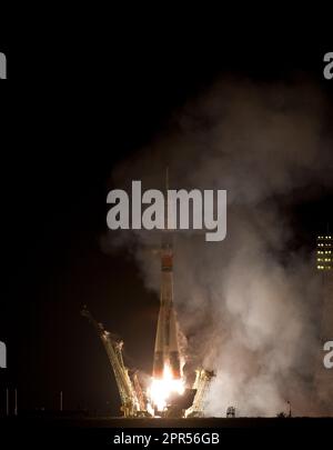 Die Sojus-TMA-01M-Rakete startet am Freitag, 8. Oktober 2010 vom Kosmodrom Baikonur in Kasachstan mit Expedition 25 Sojus-Kommandant Alexander Kaleri aus Russland, NASA-Flugingenieur Scott J. Kelly und dem russischen Flugingenieur Oleg Skripochka zur Internationalen Raumstation. Ihre Sojus TMA-01M Rakete startete um 5:10 Uhr Kasachstans Zeit. (Foto: NASA/Carla Cioffi) Stockfoto