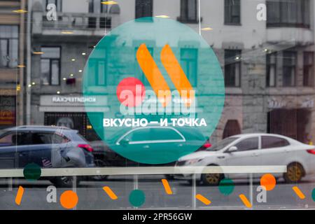 Neues Logo und neuer Titel Fast Food McDonalds Restaurant in Russland Vkusno i Tochka im Fenster mit Reflexionen von Stadt und Auto 24.04.23 StPetersburg Russland. Stockfoto