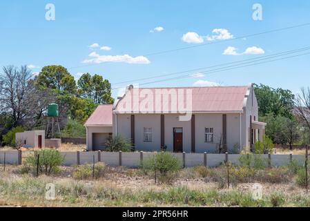 Upington, Südafrika - 24. Februar 2023: Historische Kirche an der Straße N10 in der Nähe von Sultanaoord in der Provinz Nordkap Stockfoto